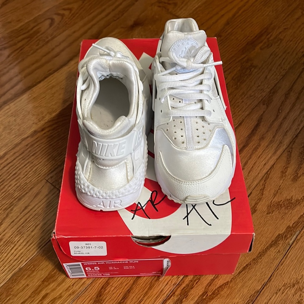 Nike all white airHuarache women’s size 6.5 with box